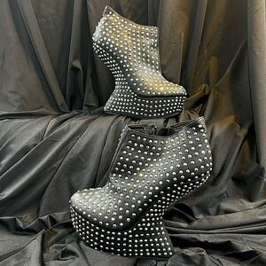 VERY Lady Gaga!!